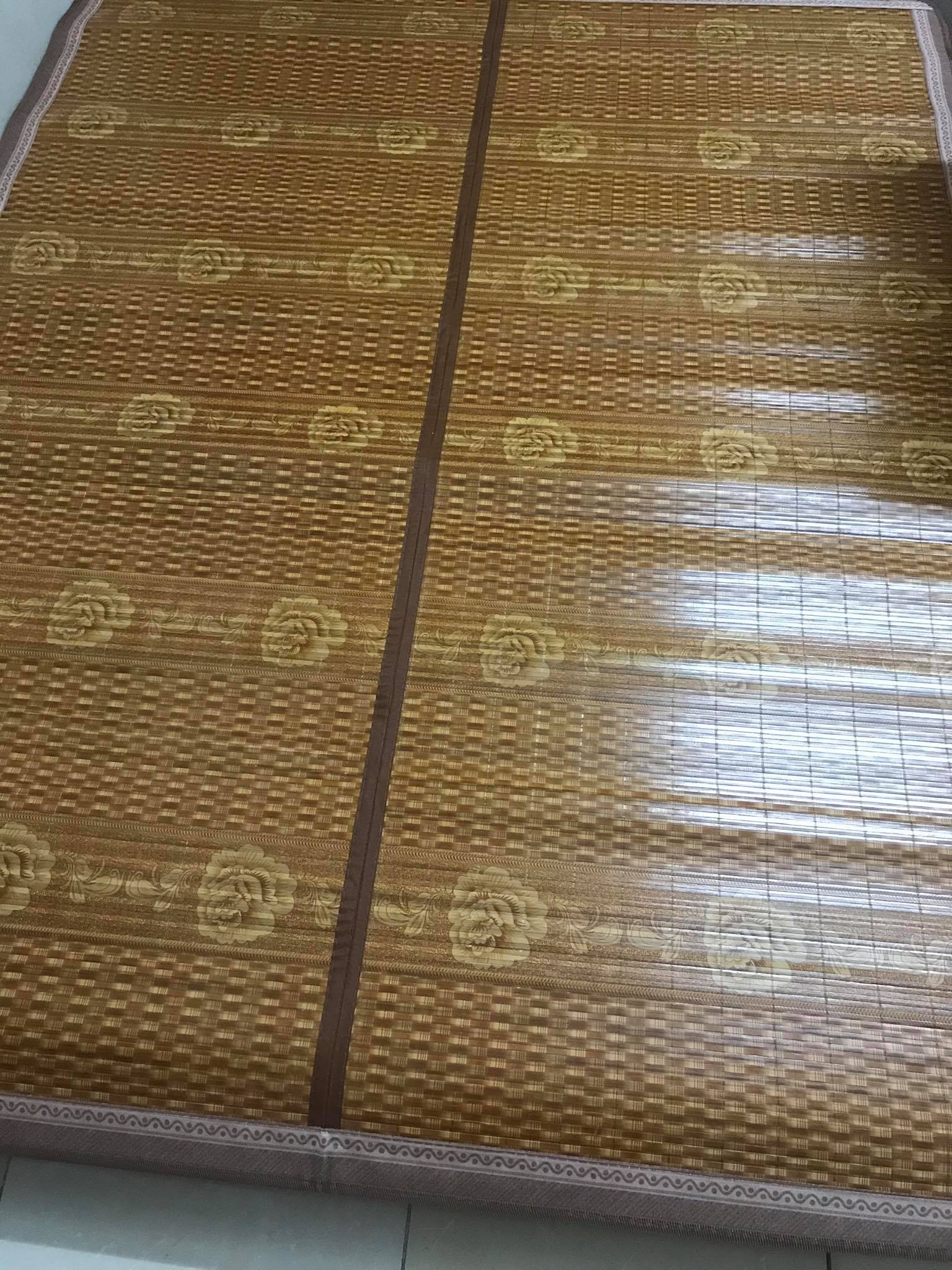 Chiếu trúc tăm vân gỗ viền lụa gập đôi mát mẻ mùa hè kt 1.8 x 2m