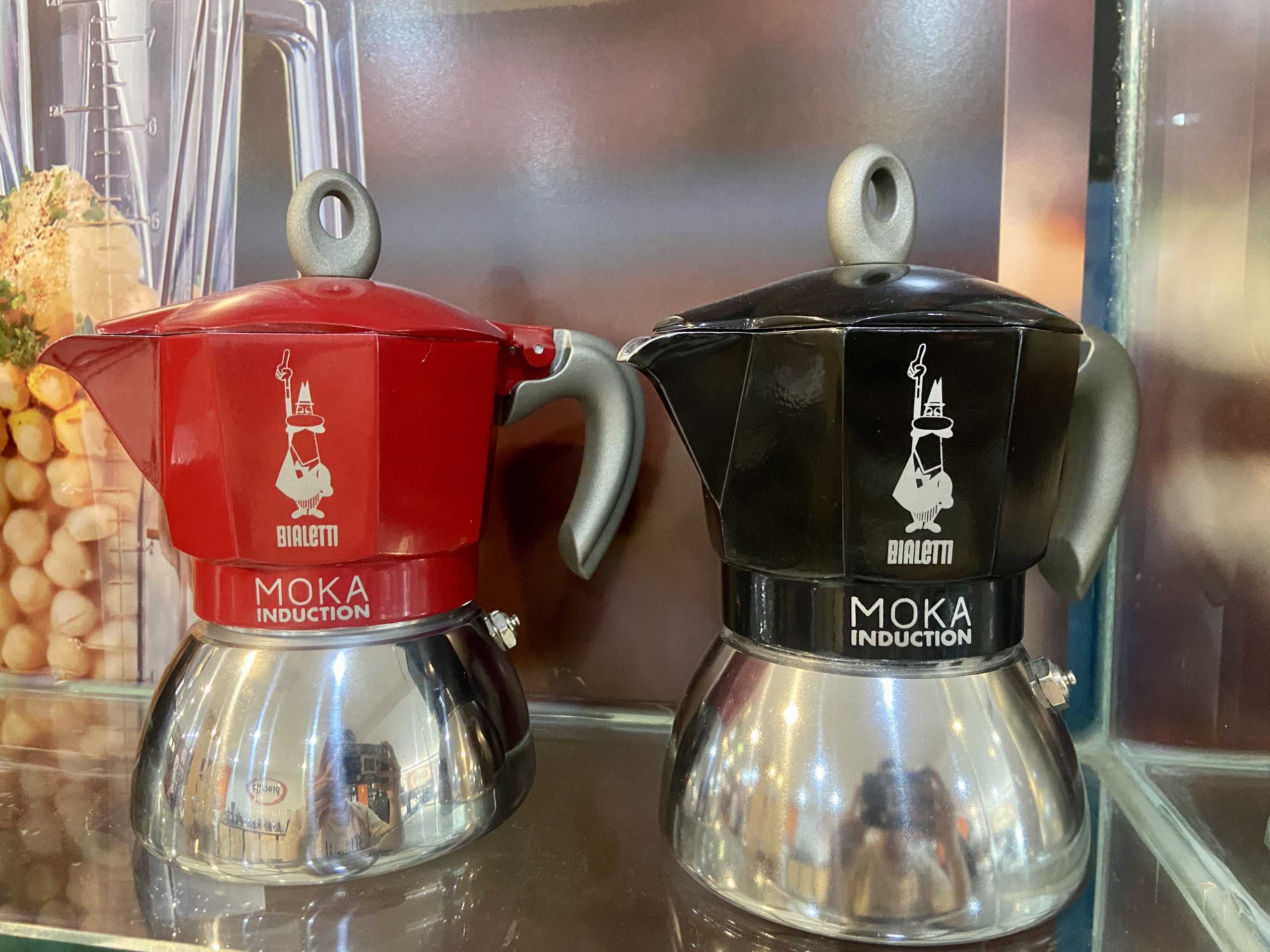 Ấm pha cà phê Bialetti Moka Induction 4 cup (bếp từ) Màu đen/đỏ - Chất liệu: Hợp kim nhôm nhẹ; đáy bình bằng Inox ; không gỉ sét và dễ dàng vệ sinh.