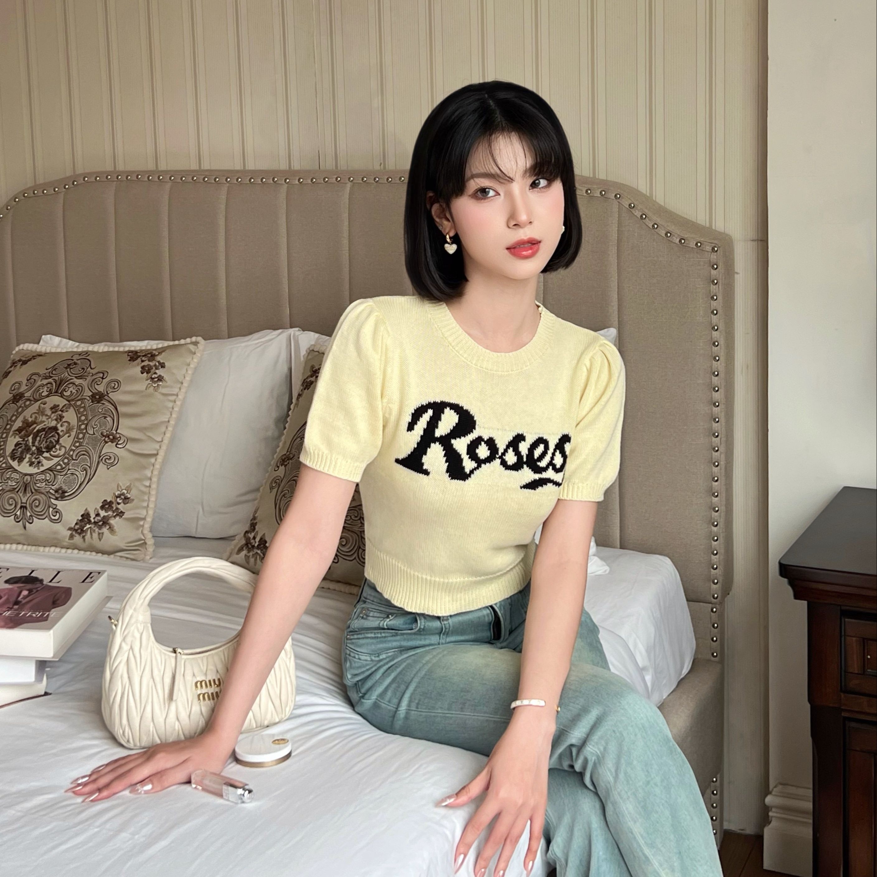 Roses Top - Áo Len Montoghi Nữ Mùa Hè Thiết Kế Ngắn Tay Form Ôm Mỏng Nhẹ Màu Xám, Xanh, Vàng, Hồng Đính Khuy Hoa Hồng Đi Làm Đi Chơi Veo's