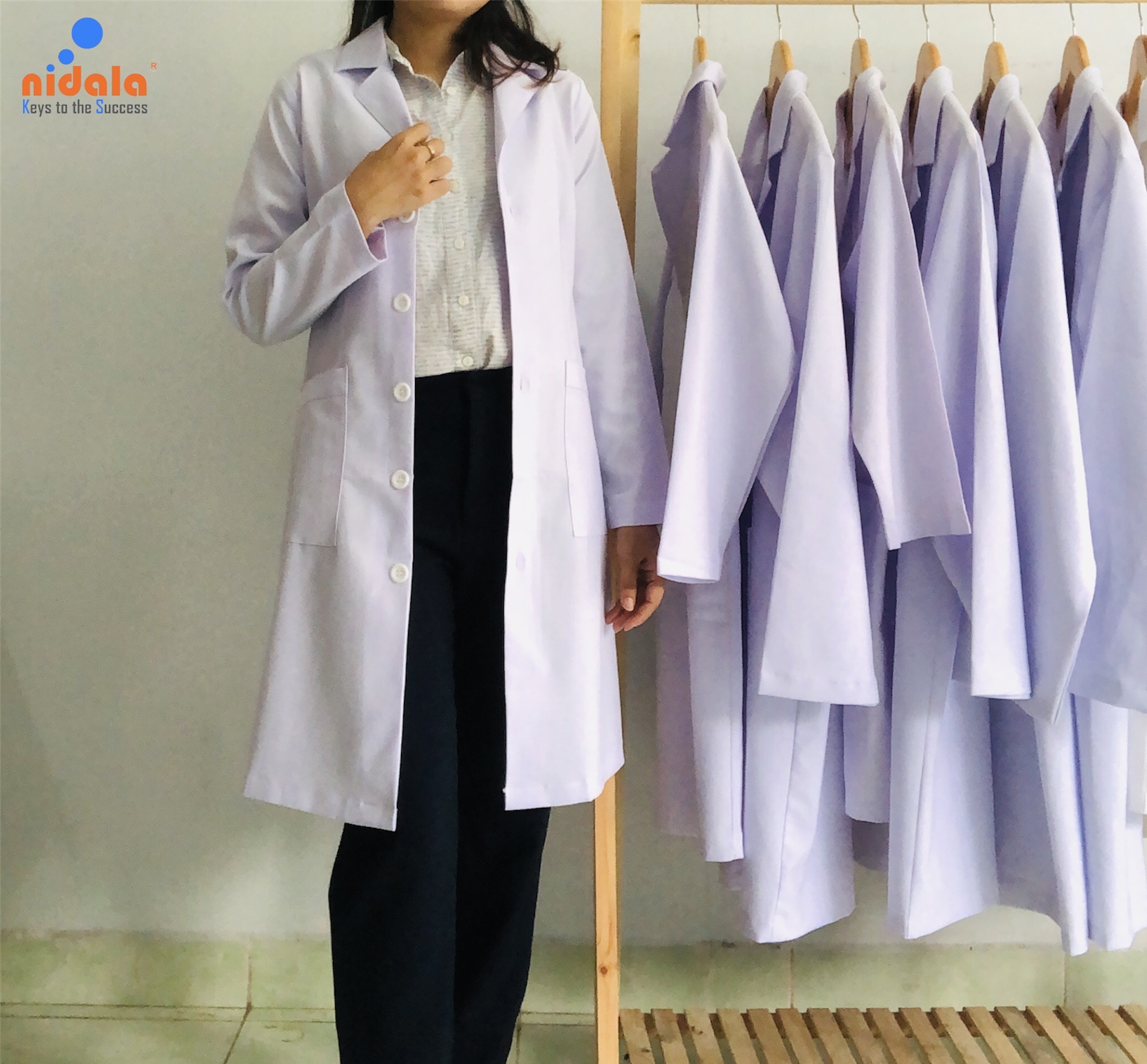 Áo blouse bác sĩ nữ cao cấp Nidala dáng dài, tay dài chất vải dày dặn, đường may đẹp, sắc xảo