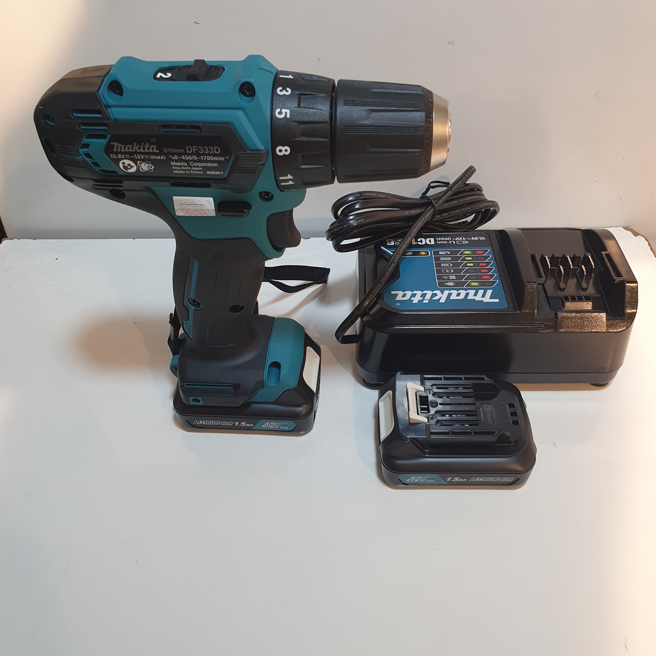 Máy khoan và vặn vít dùng pin Makita DF333D