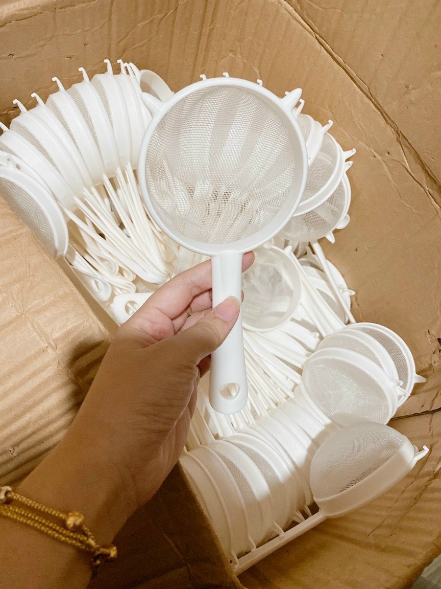 ( Loại To )Rây lọc thức ăn có tay cầm bằng nhựa tiện lợi