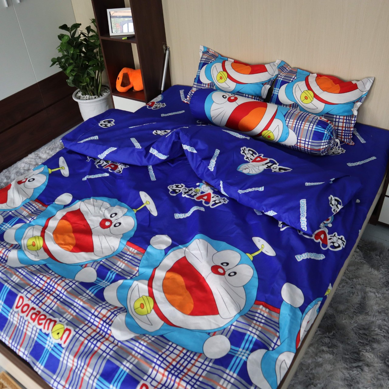 Bộ 5 Món Vỏ Chăn Ga Gối Cotton Poly Mẫu DOREMON KẺ XANH, (1 Drap bo chun + 2 vỏ gối + 1 vỏ chăn + 1 vỏ gối ôm); Màu sắc; họa tiết đa dạng; an toàn cho người sử dụng , đủ kích thước