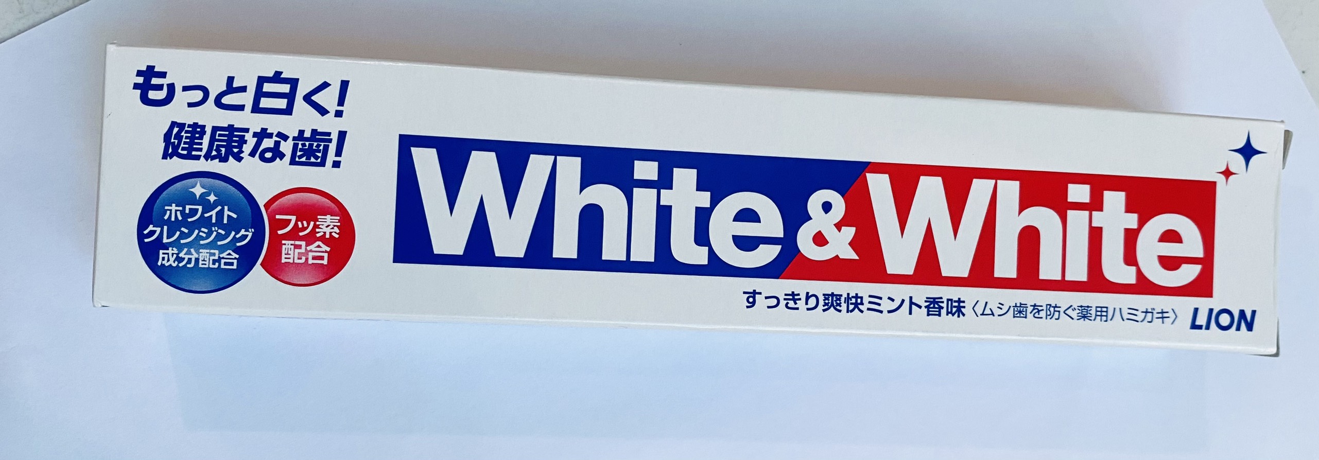 1 hộp kem đánh răng làm trắng white & white 150g