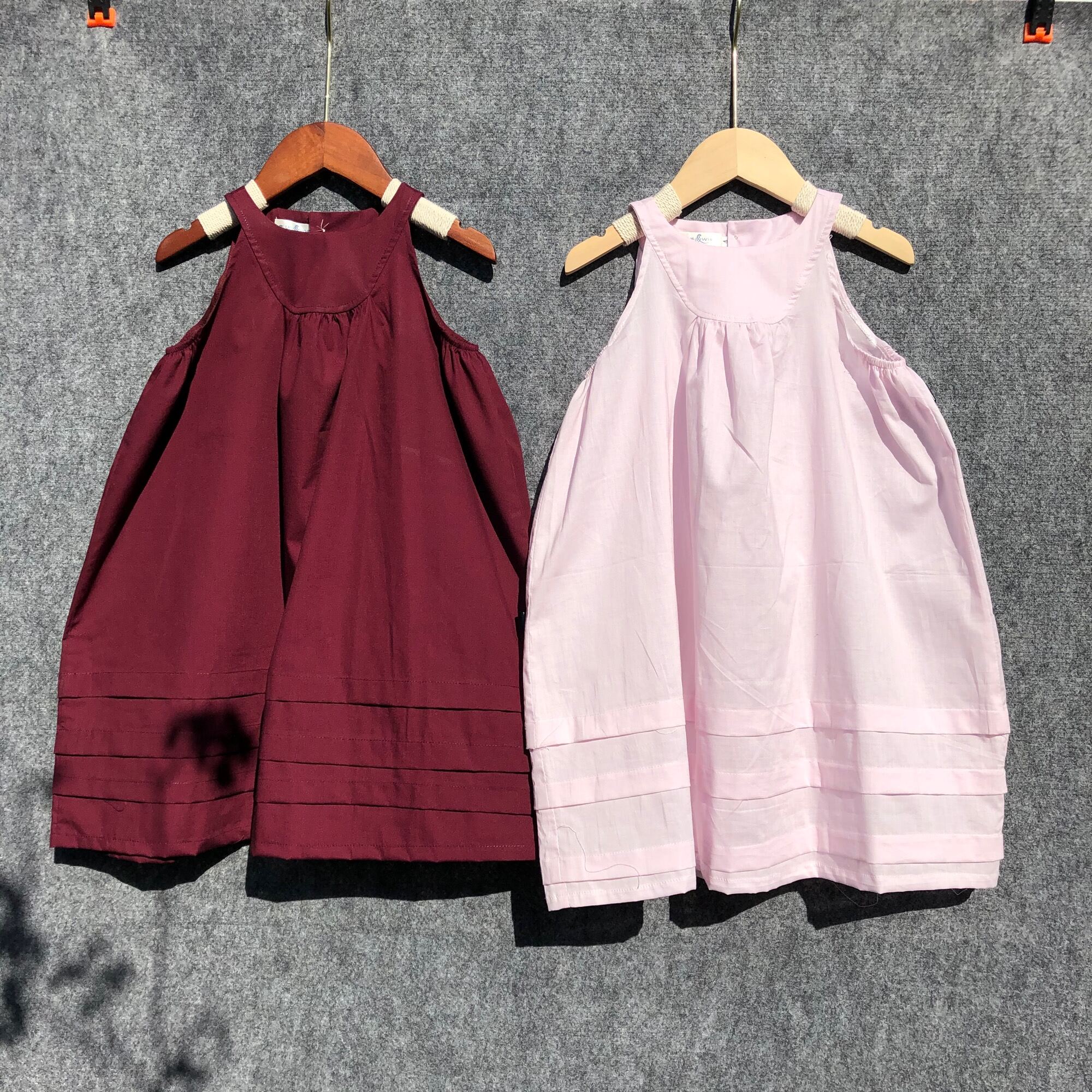 Váy đầm cho bé gái yếm pli ngang, màu đỏ đô và Hồng phấn, chất thô cotton thoáng mát. L2032