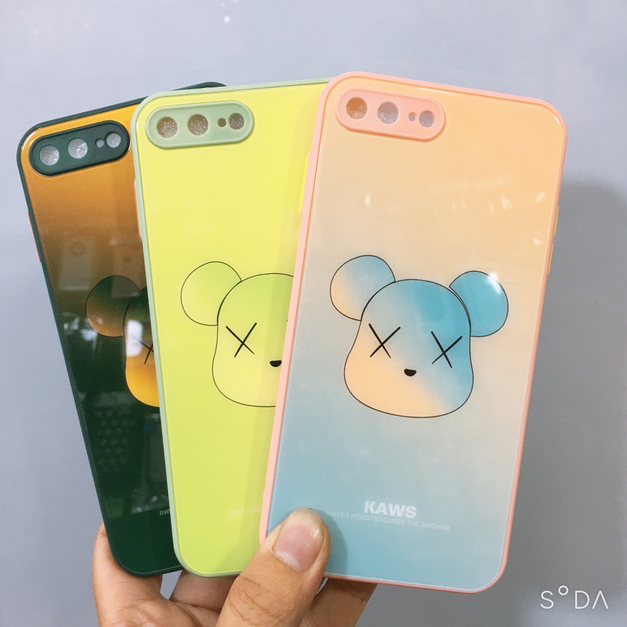 Ốp lưng iPhone 7Plus/ 8Plus Ốp lưng kính Gấu Kaws viền dẻo, phím bấm màu