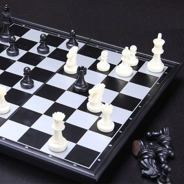 Bộ cờ vua nam châm bàn cũng là hộp đựng ubon-quân trắng đen