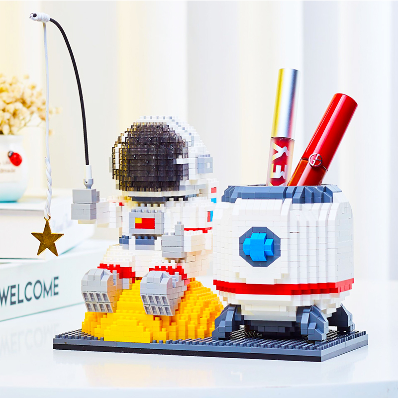 Đồ chơi lắp ráp kiểu lego mô hình lọ đựng bút phi hành gia có đèn model 6903 với 1588 chi tiết