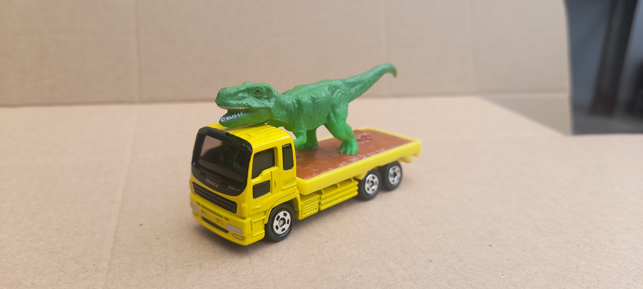 Xe mô hình Tomica - Xe tải Isuzu Erga chở khủng long bạo chúa T-Rex rất đẹp cho bé hay sưu tập