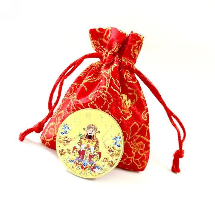 Xu Thần Tài In Màu, Xu khắc họa hình Thần Tài và Rồng, trên tay Ngài cầm một thỏi vàng, với lời chúc phát tài phát lộc; Đường kính của xu là 4cm - SP005192