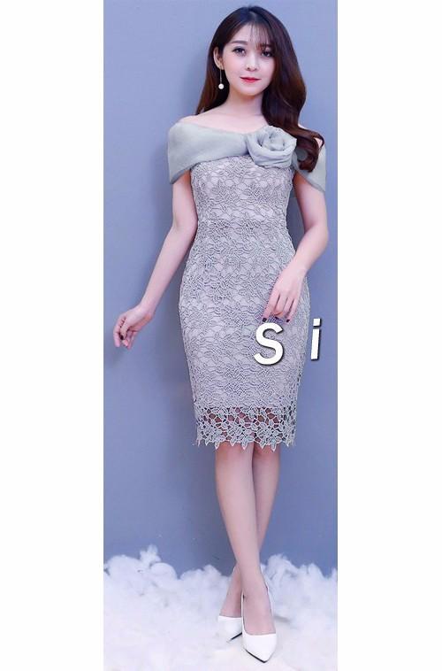 Váy ren body trễ vai đính hoa hồng
