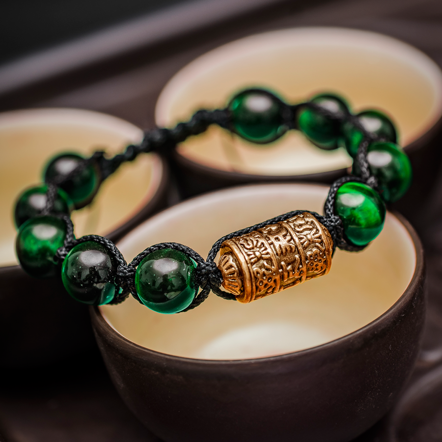Vòng phong thủy thời trang thủ công handmade đá mắt hổ xanh lá kinh tự Om Mani vàng dây đan shamballa phật giáo