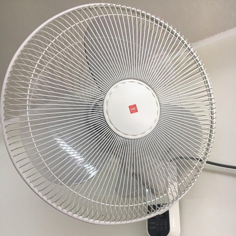 Quạt treo tường KDK M40M màu trắng sữa