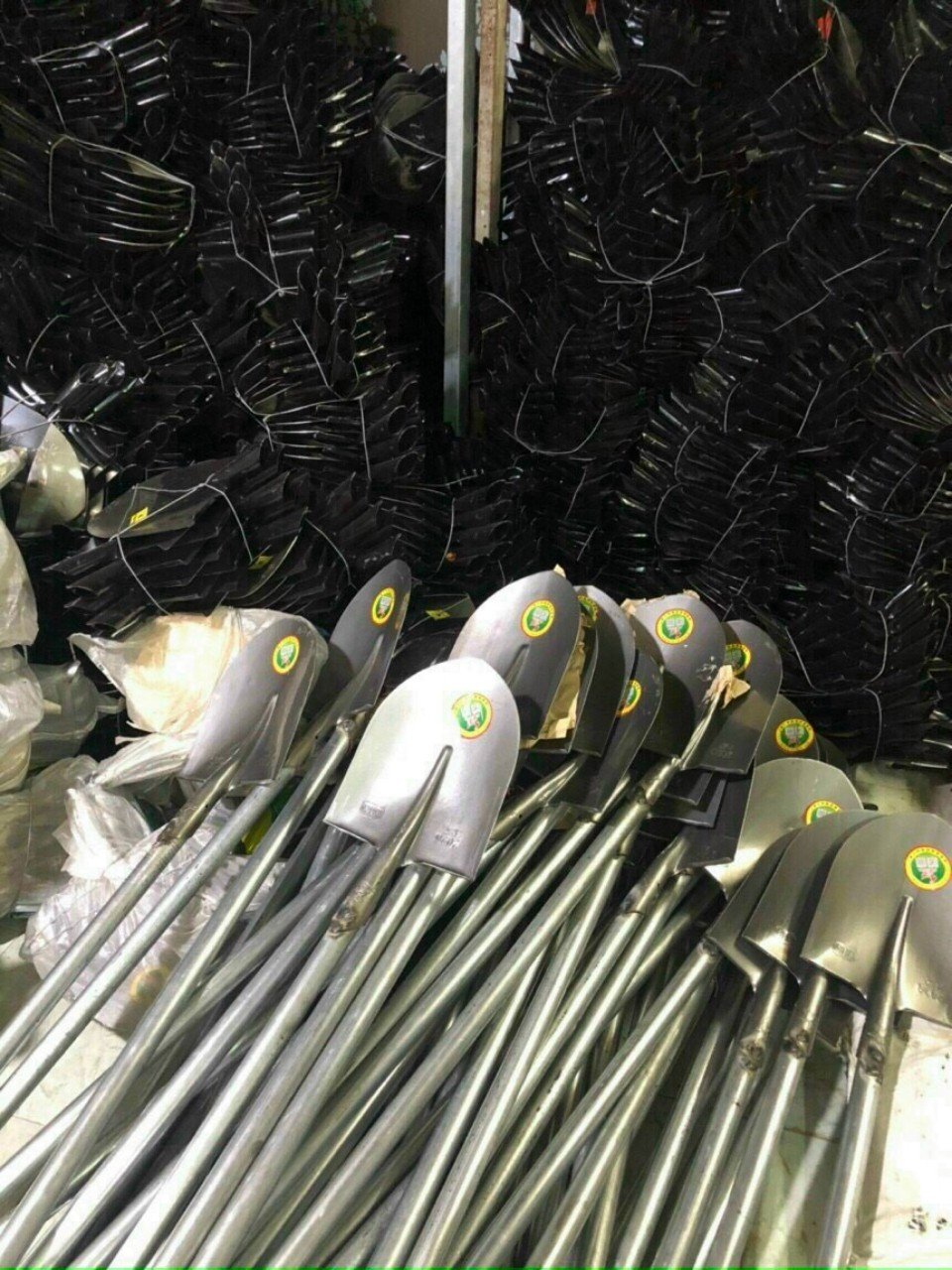 Xẻng thép trắng có cán sắt dài 1m, xúc đất trồng cây làm xây dựng