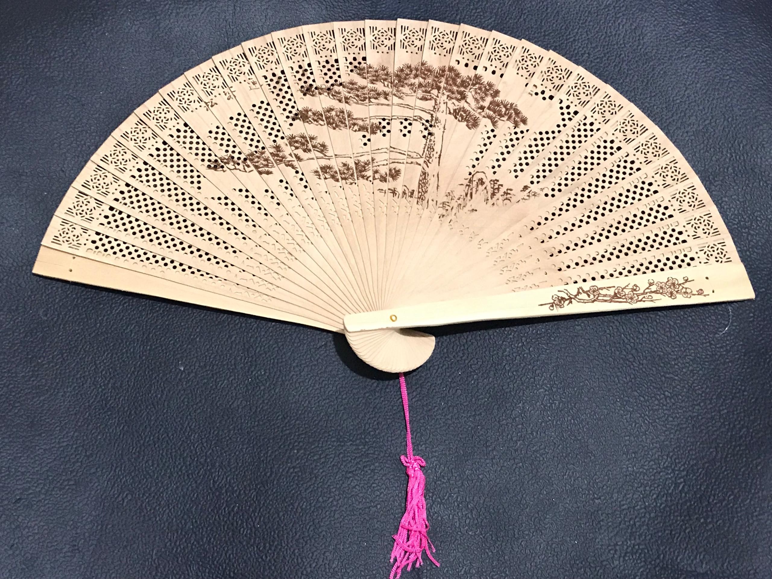 Quạt cổ trang gỗ thơm in hình tĩnh vật cây đồ cổ trang trung quốc cổ phong cổ đại Quạt xếp cầm tay phong cách Trung Quốc