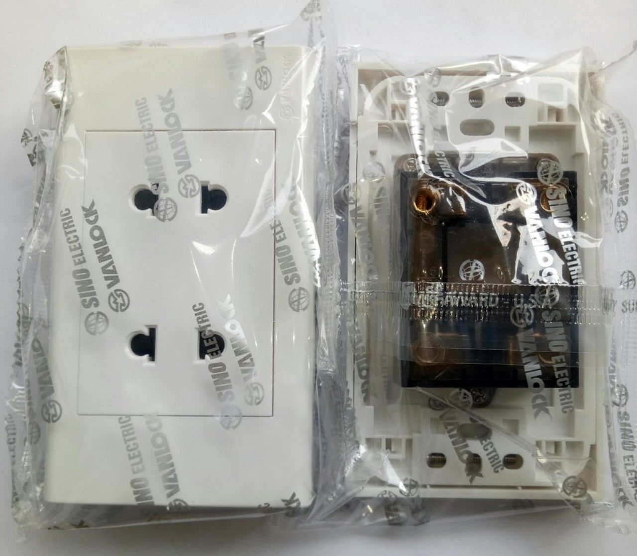 Mặt 2 ổ cắm - 2 chấu - 16a