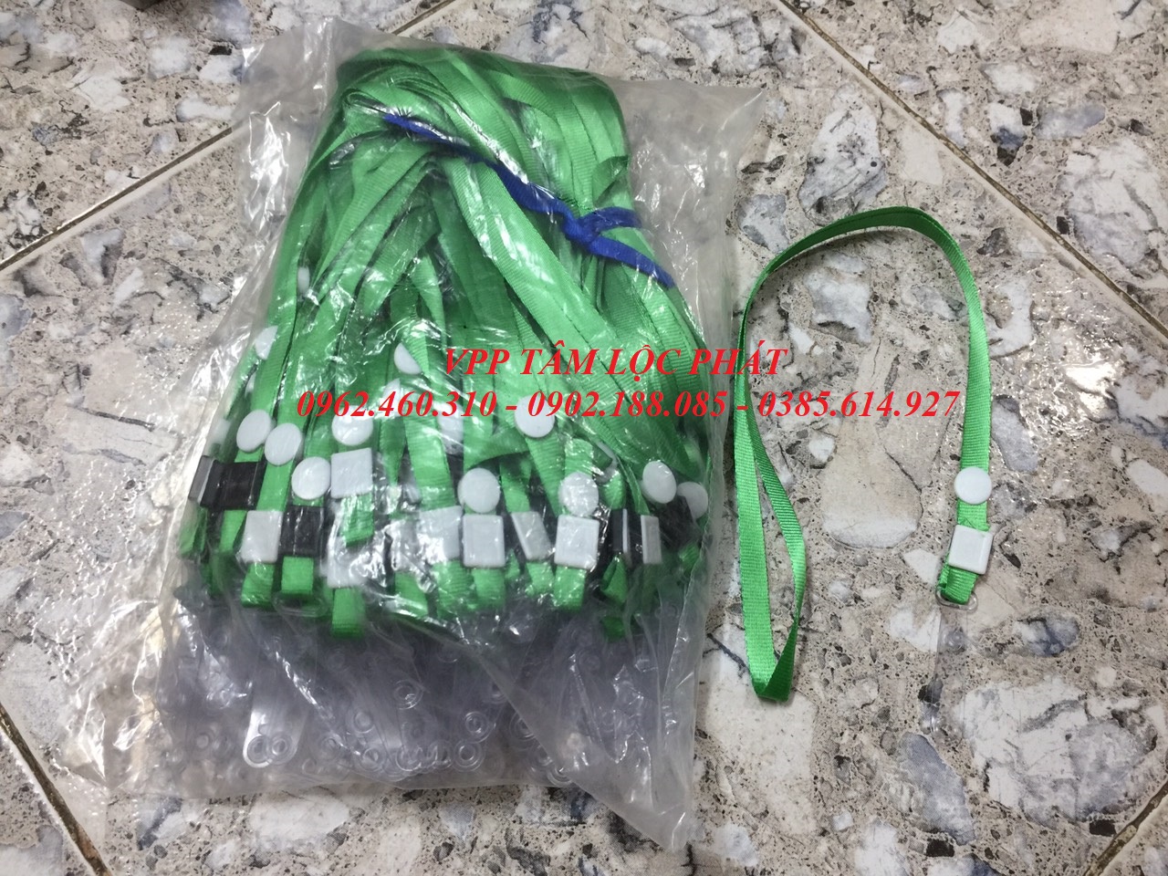 Sỉ 50 dây đeo thẻ lụa móc nhựa màu xanh lá, bản rộng 1cm