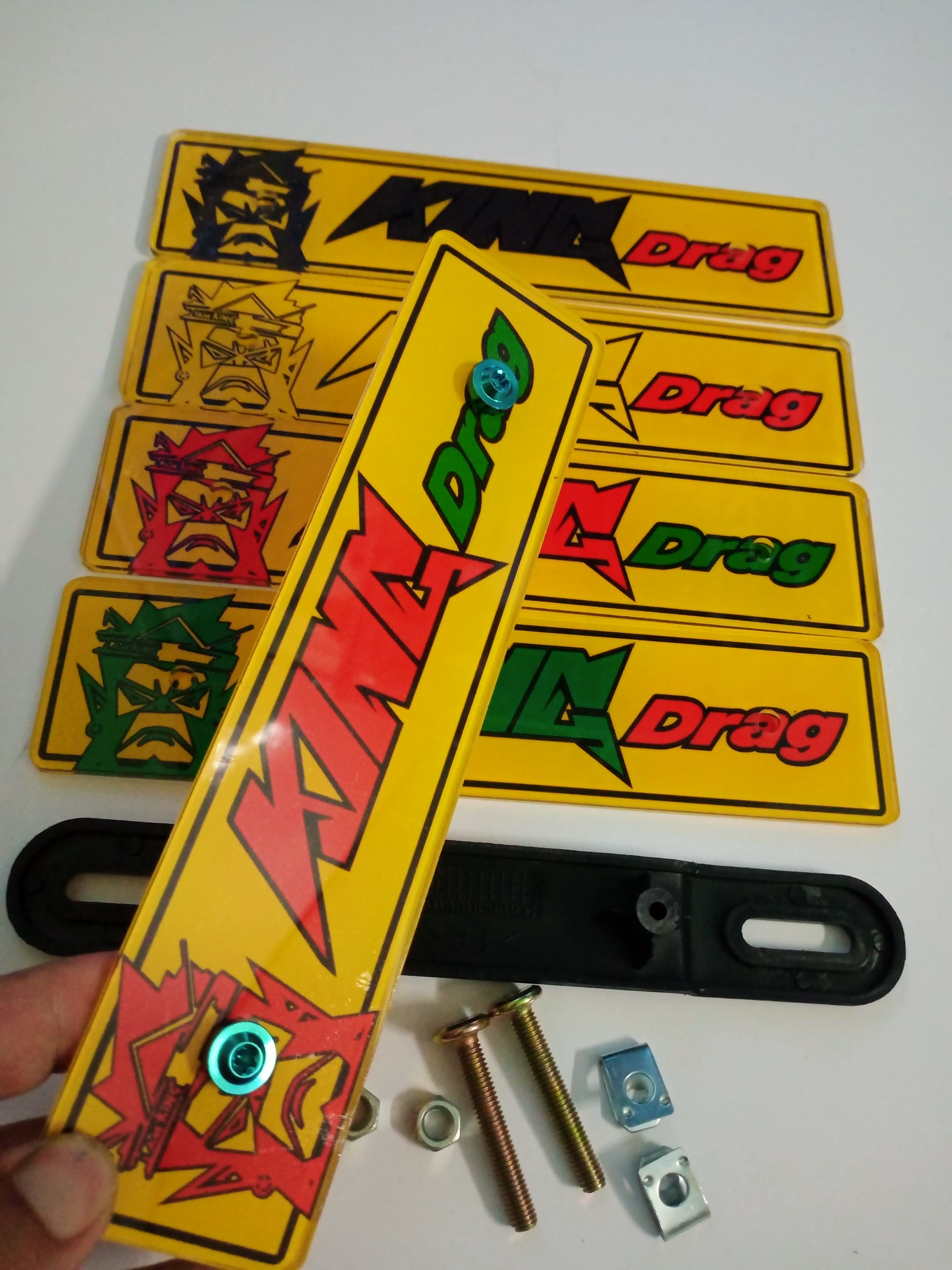 Bảng tên king drang + 2 con ốc gr5 +full bát lắp nhiều dòng xe máy.(ốc gr5 2 màu-lục bảo+xanh tím)