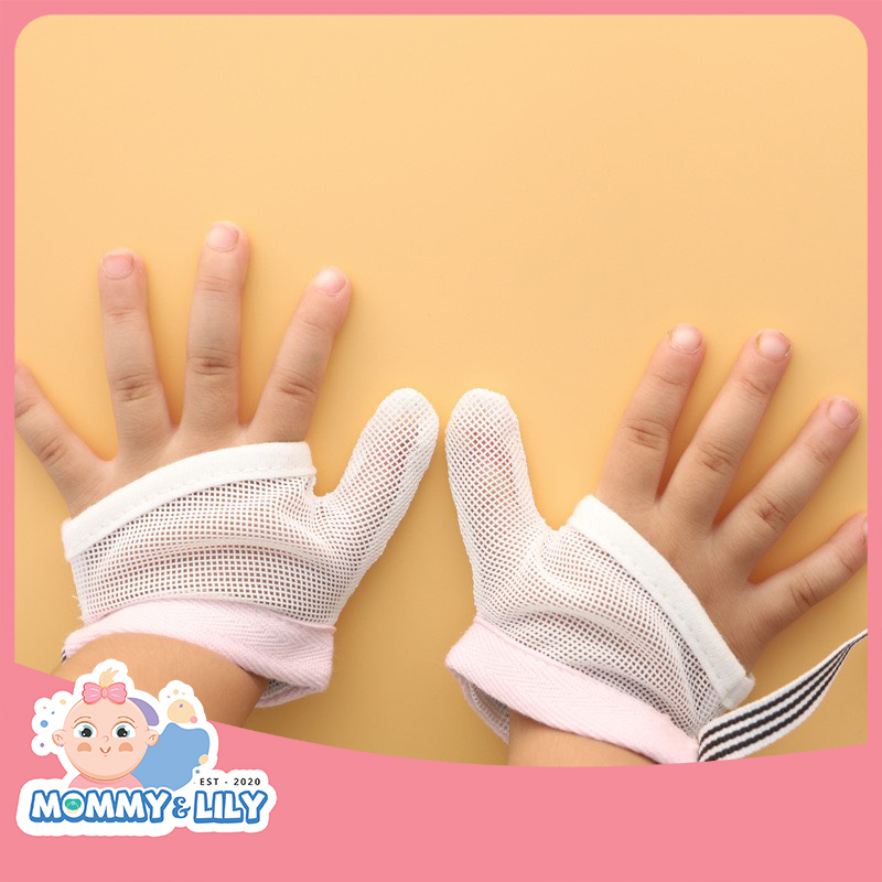[FREESHIP MAX]Găng tay vải hở ngón cai mút tay an toàn cho bé. Vải lỗ thoáng khí, ko bí hơi. Có dây rút điều chỉnh độ rộng cổ tay. Màu : hồng & xanh. Size: S,M. Bé từ 6 tháng - 3tuổi