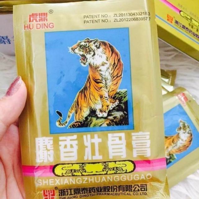 01 hộp 100 gói dán con hổ 5 chữ