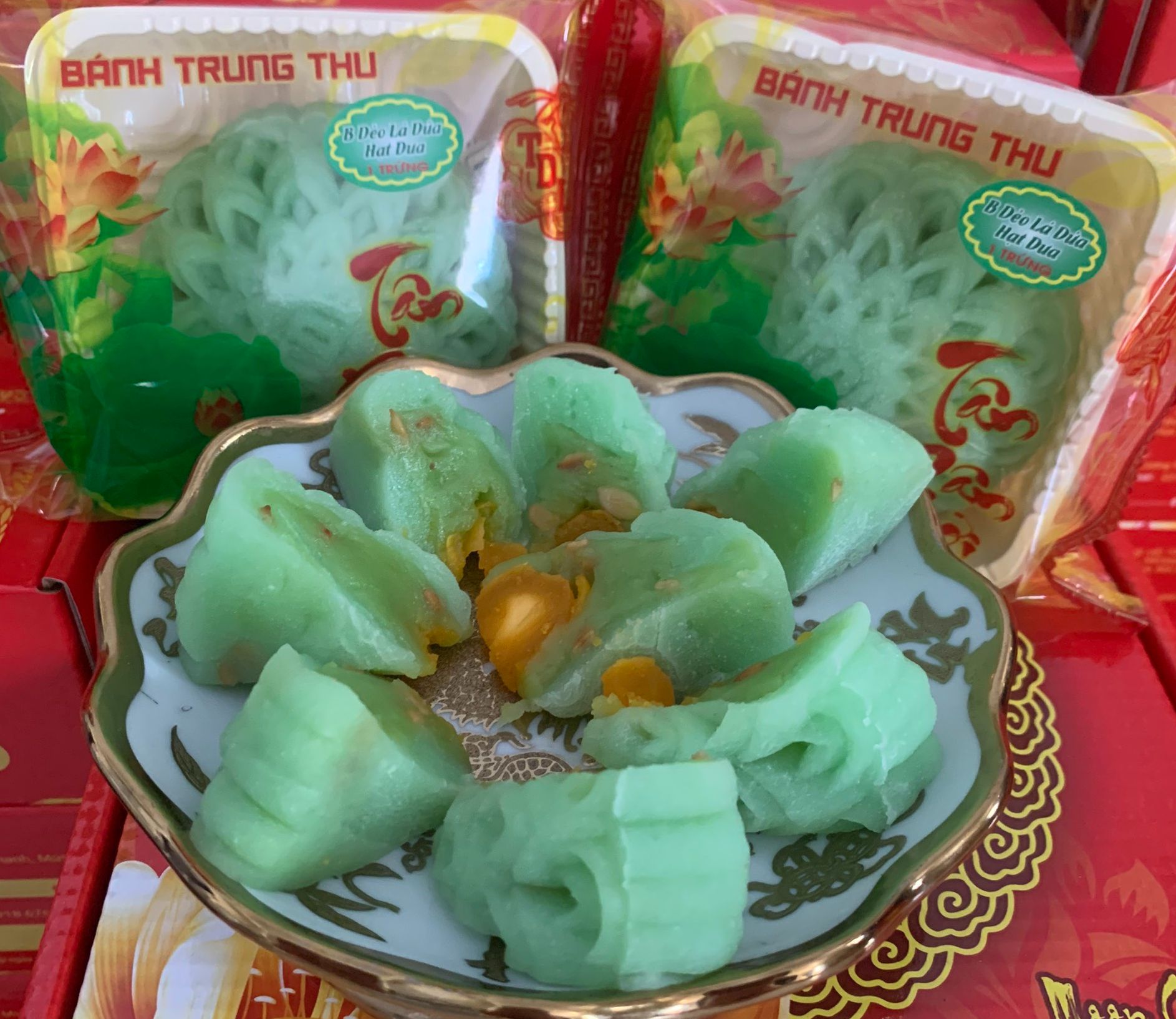 Bánh trung thu dẻo lá dứa tân dân lợi