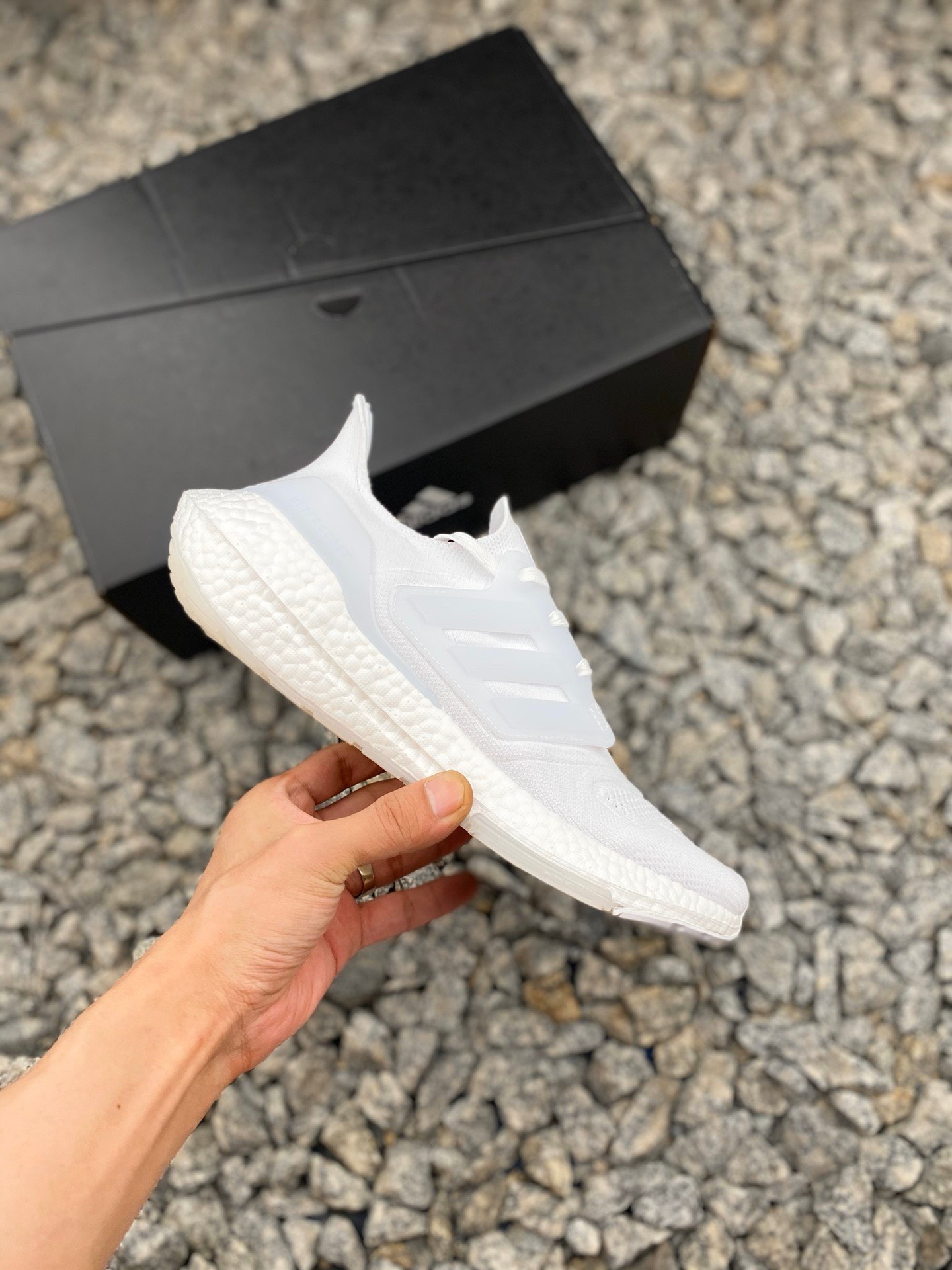 Giày thể thao chạy bộ Adidas Ultraboost 22 cho cặp đôi