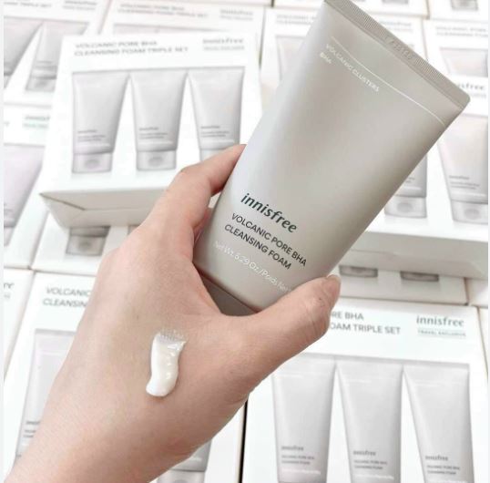 Sữa Rửa Mặt Tro Núi Lửa Innisfree Jeju Volcanic Pore Cleansing Foam 150ml