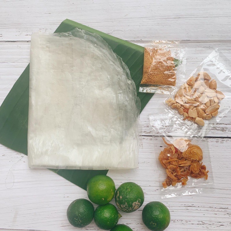 Bánh tráng phơi sương cuốn muối đậu phộng và hành phi