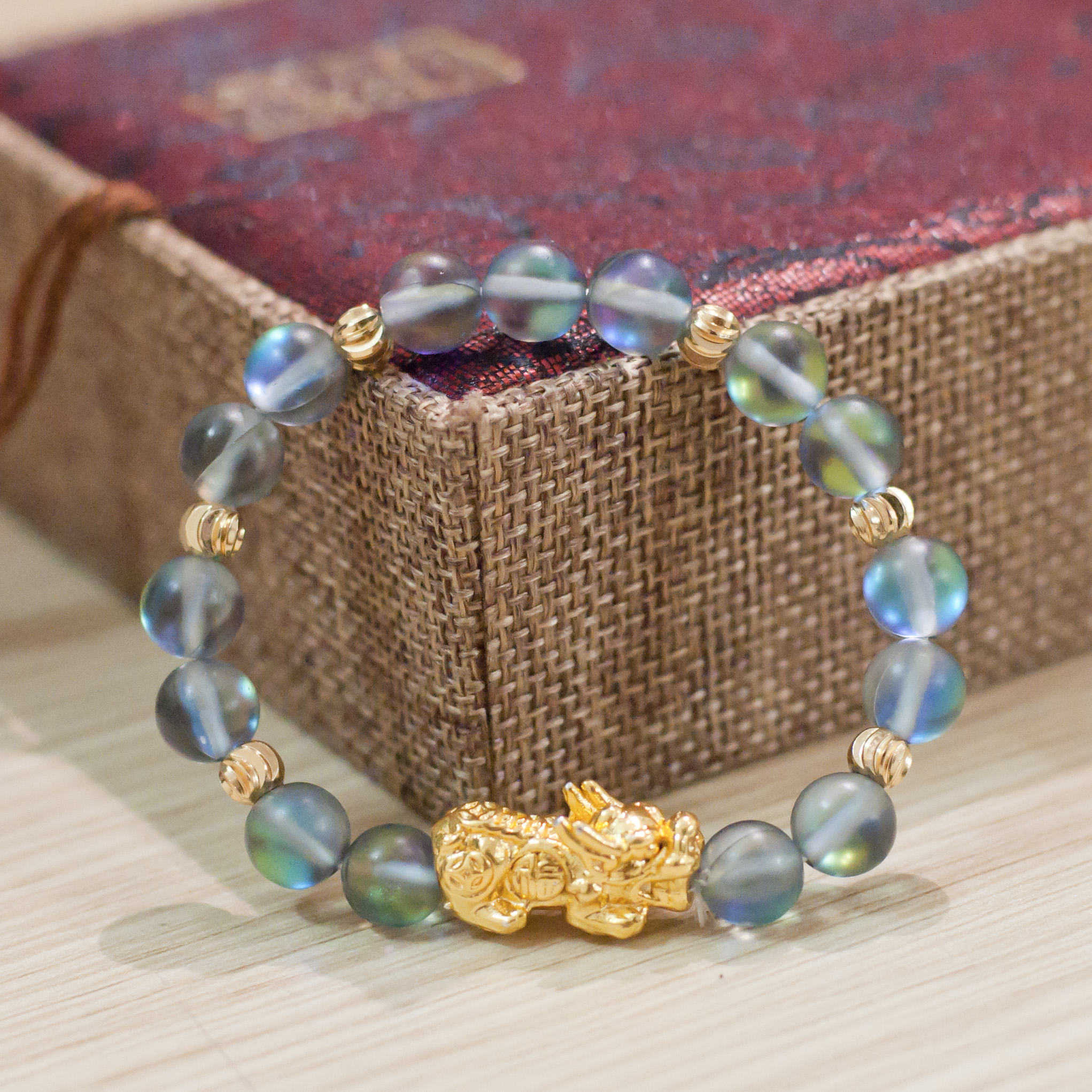 Vòng nữ đá ánh trăng mix tỳ hưu - Moonstone nhân tạo ánh vàng size 8 ly V110-8