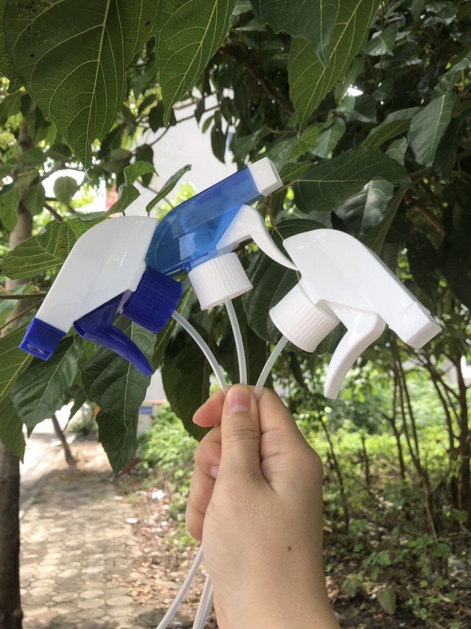 Đầu vòi xịt phun sương, vòi xịt bình tưới cây phi 28mm (Có ống 25 cm)