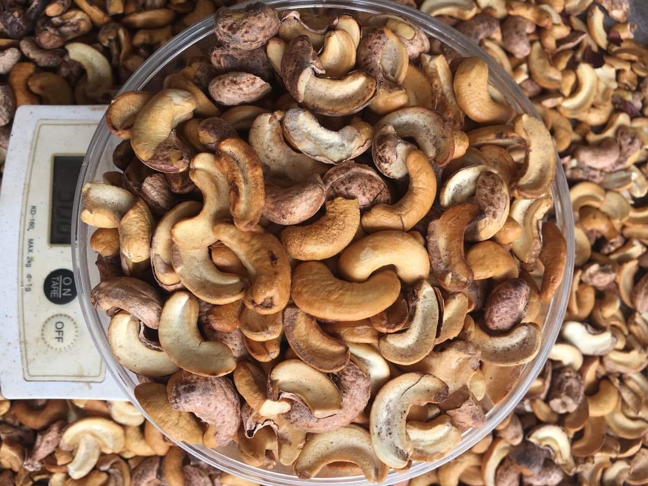 Hạt điều rang muối bình phước - bể còn vỏ lụa đóng hộp 500g
