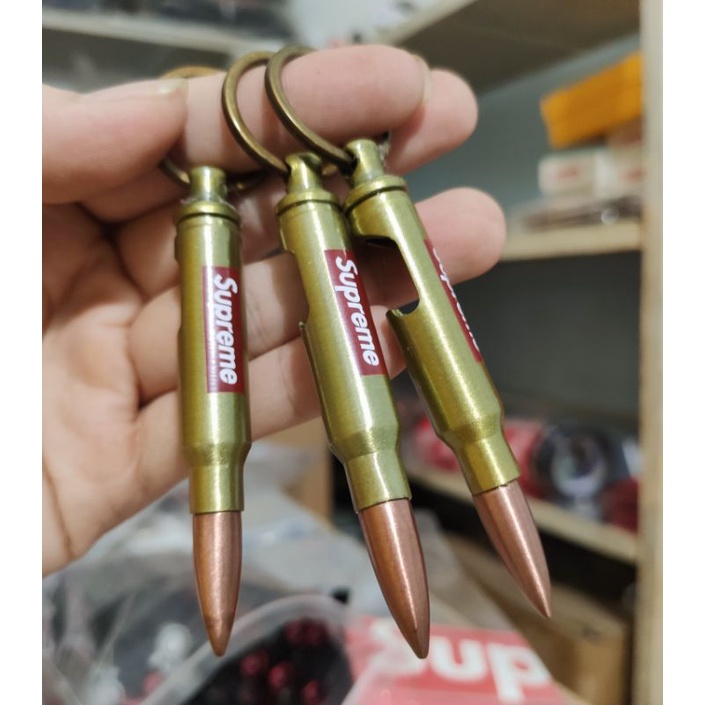 Móc khóa Supreme độc lạ