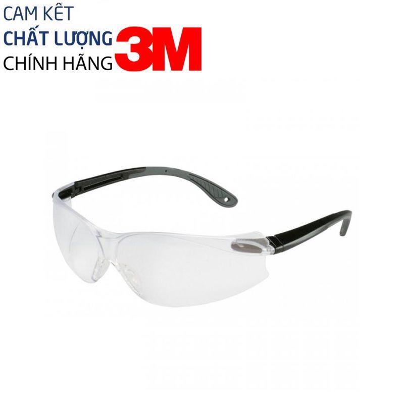 Kính bảo hộ 3M 11672 chống bụi, chống tia UV, chống trầy xước, chống đọng sương. Nhẹ, phù hợp với cả nam và nữ. Dùng được cả trong nhà và ngoài trời, kính đạt tiêu chuẩn của ANSI Z87.1-2010. có khả năng chống tia UV đến 99.9%.