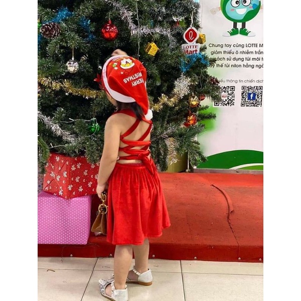 Giới trẻ Hà Nội mặc váy ngắn dạo phố giữa đêm Noel ấm