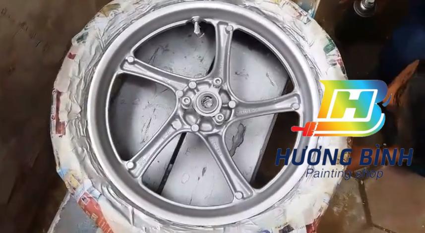 Sơn xịt Samurai màu Bạc Pha Lê - Y155 (cần sử dụng cùng với nền màu bạc)