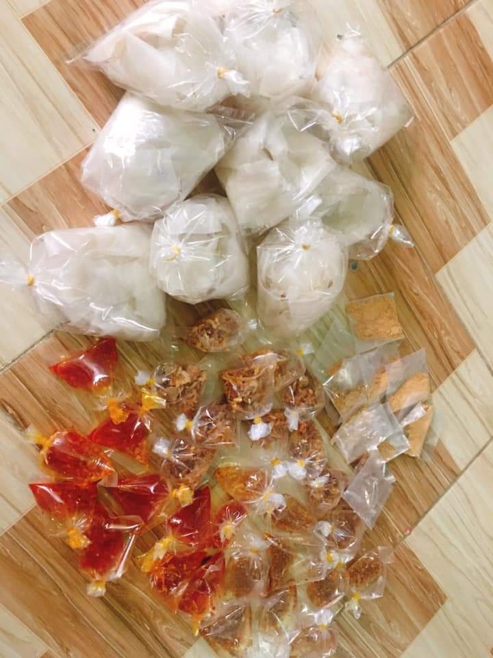 01 Xâu gồm 10 Bịch Nhỏ Bánh Tráng Vò Muối Nhuyễn Sa Tế Kèm Khô Gà Tây Ninh