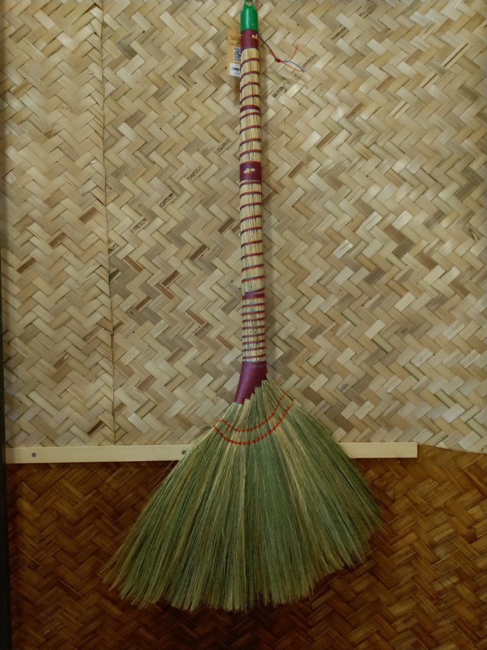 Chổi đót cước tím ( Chổi chít ). Cán chổi bằng cọng đót tự nhiên quấn bằng sợi cước tím chặt. Tép chổi được bện bằng sợi mây kết hợp sợi cước chắc chắn. Bông đót được làm sạch bụi