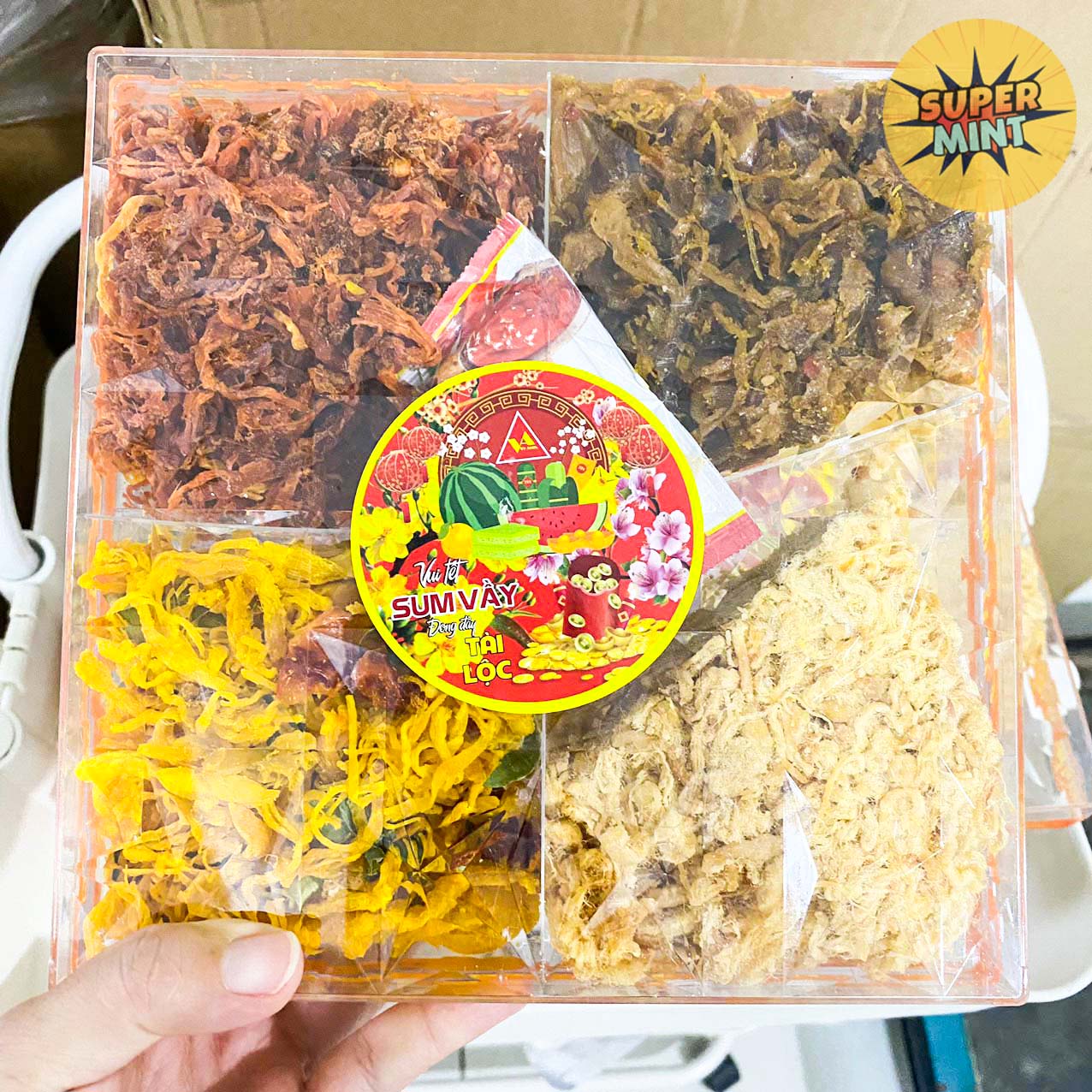 SET KHÔ TỨ VỊ(Khô gà - mực xé - chà bông - khô bò) khay 500g quà tặng quà biếu tết - Khay mứt tứ vị 600g - Combo quà biếu Tết Super Mint - Đồ ăn chơi Gạo lứt sấy rong biển Yummy -gạo lứt sấy chà bông vị mới - Gạo lứt huyết rồng