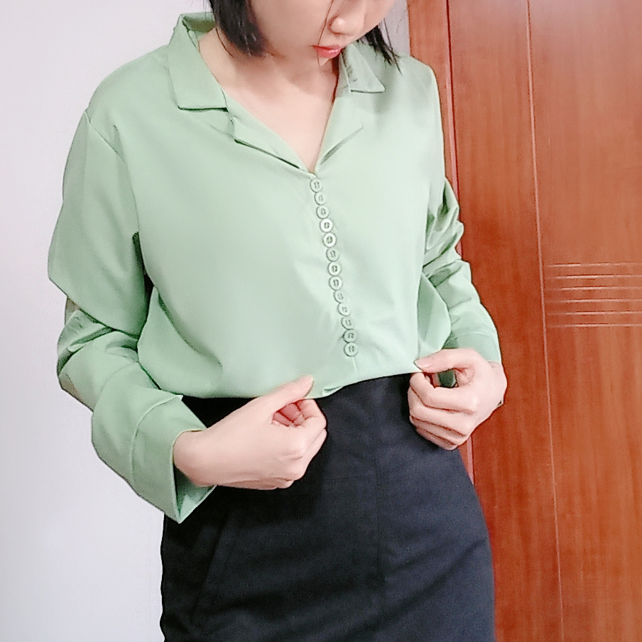 Áo sơ mi nữ công sở giả lụa satin áo kiểu thiết kế họa tiết cúc độc đáo