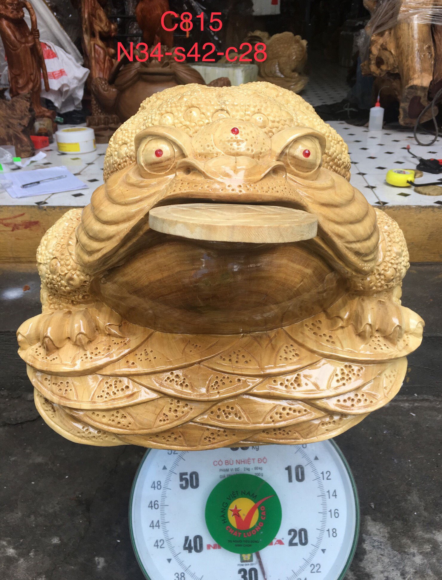 Cụ cóc tài lộc gỗ nu nghiến