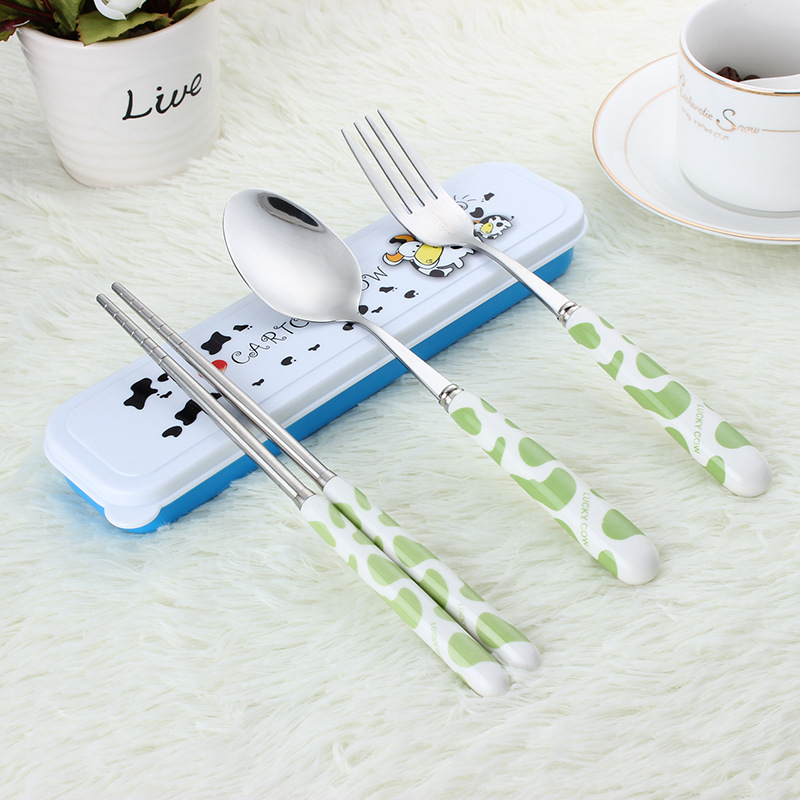 Bộ Đũa Thìa Inox Cán Sứ Hình Bò Sữa Siêu Cute, Bộ Đũa Thìa Dĩa Cán Sứ Hình Bò Sữa Cán Sứ, Bộ Đũa Thìa Inox Tiệt Trùng Cho Dân Văn Phòng - Zason