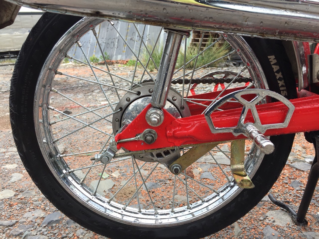Cặp che gác chân sau kiểu bằng sắt xi cho anh em dọn xe honda 67