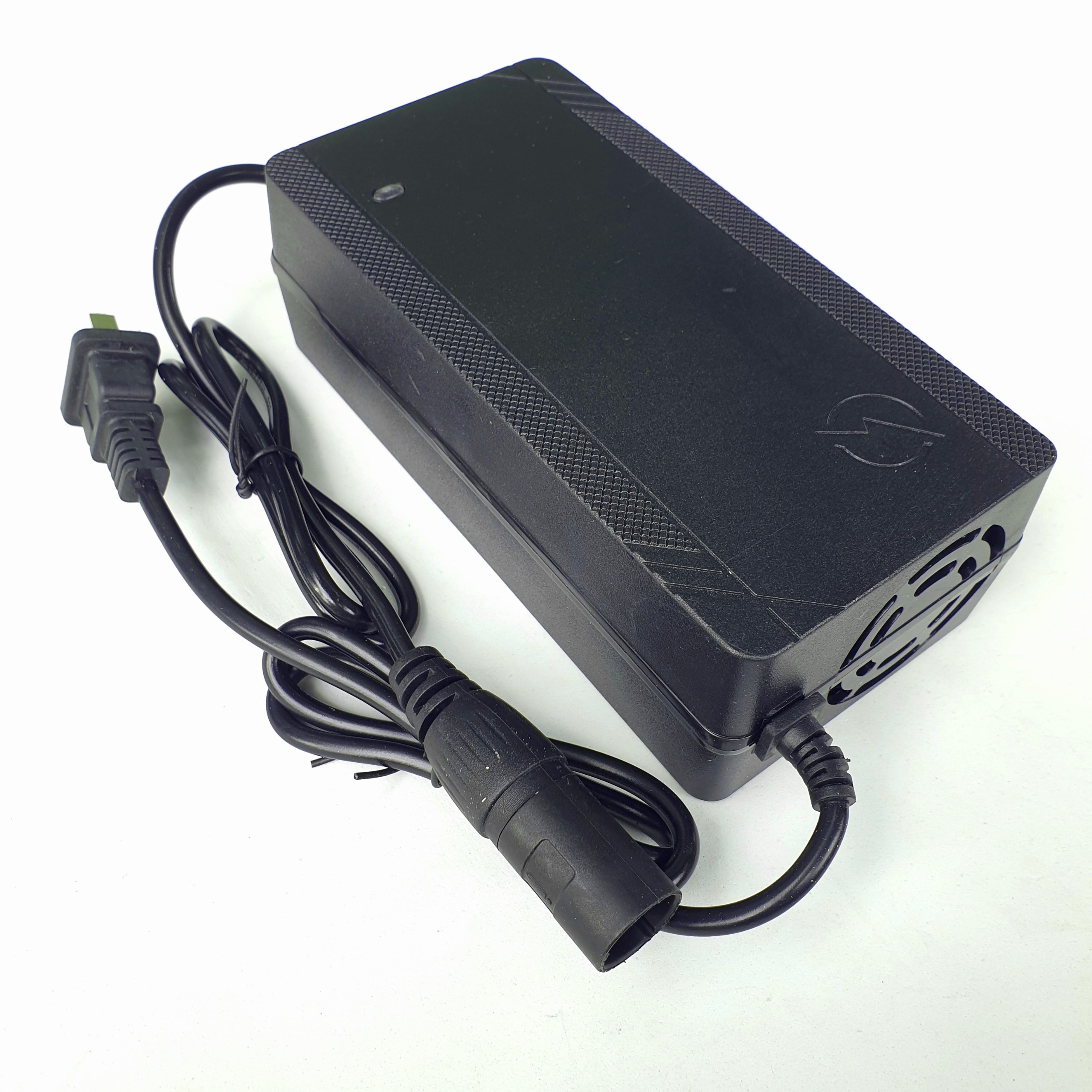 Sạc xe điện 13s 48v chui tròn dùng cho pin li-ion 3.7v có quạt , đèn báo đầy