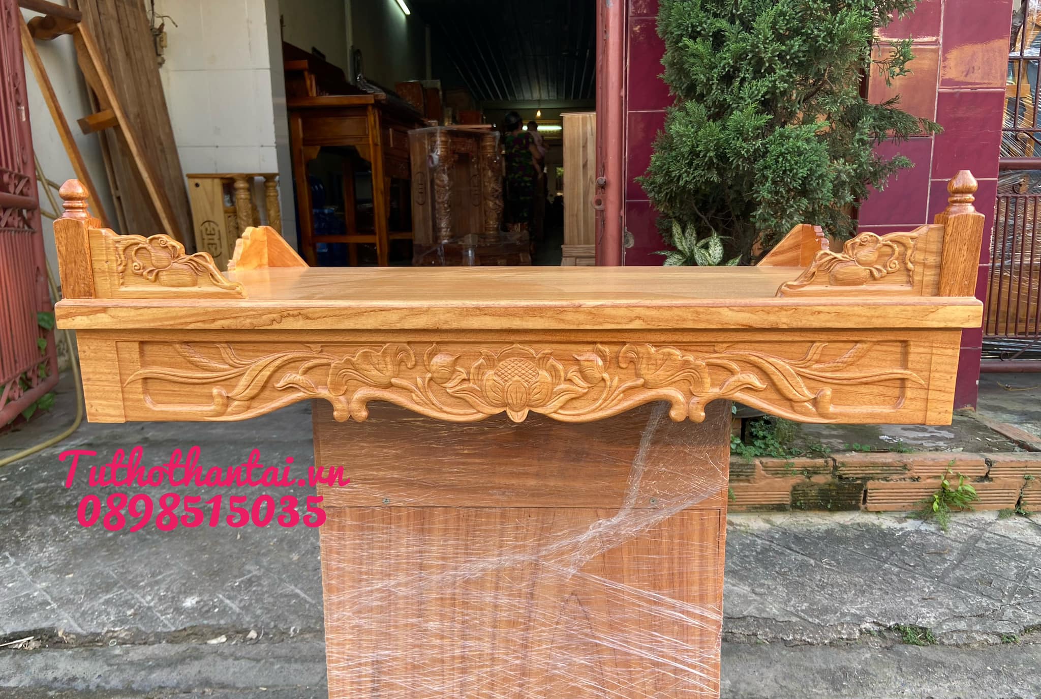 Bàn thờ treo tường chạm Hoa Sen ngang 80cm - Gỗ Gõ Đỏ