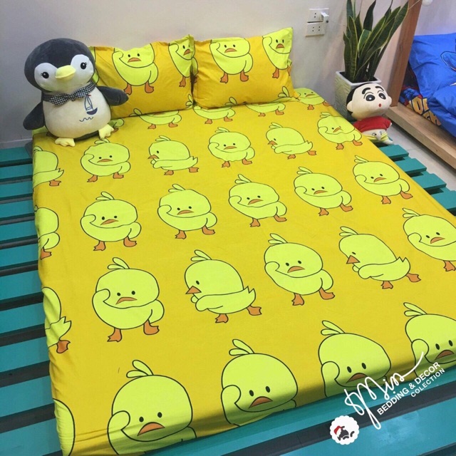 (FreeShip MAX) bộ ga gối vịt vàng kích cỡ 1m8x2m bao gồm 1 ga bọc, 2 áo gối. ga gối chất liệu cotton poly