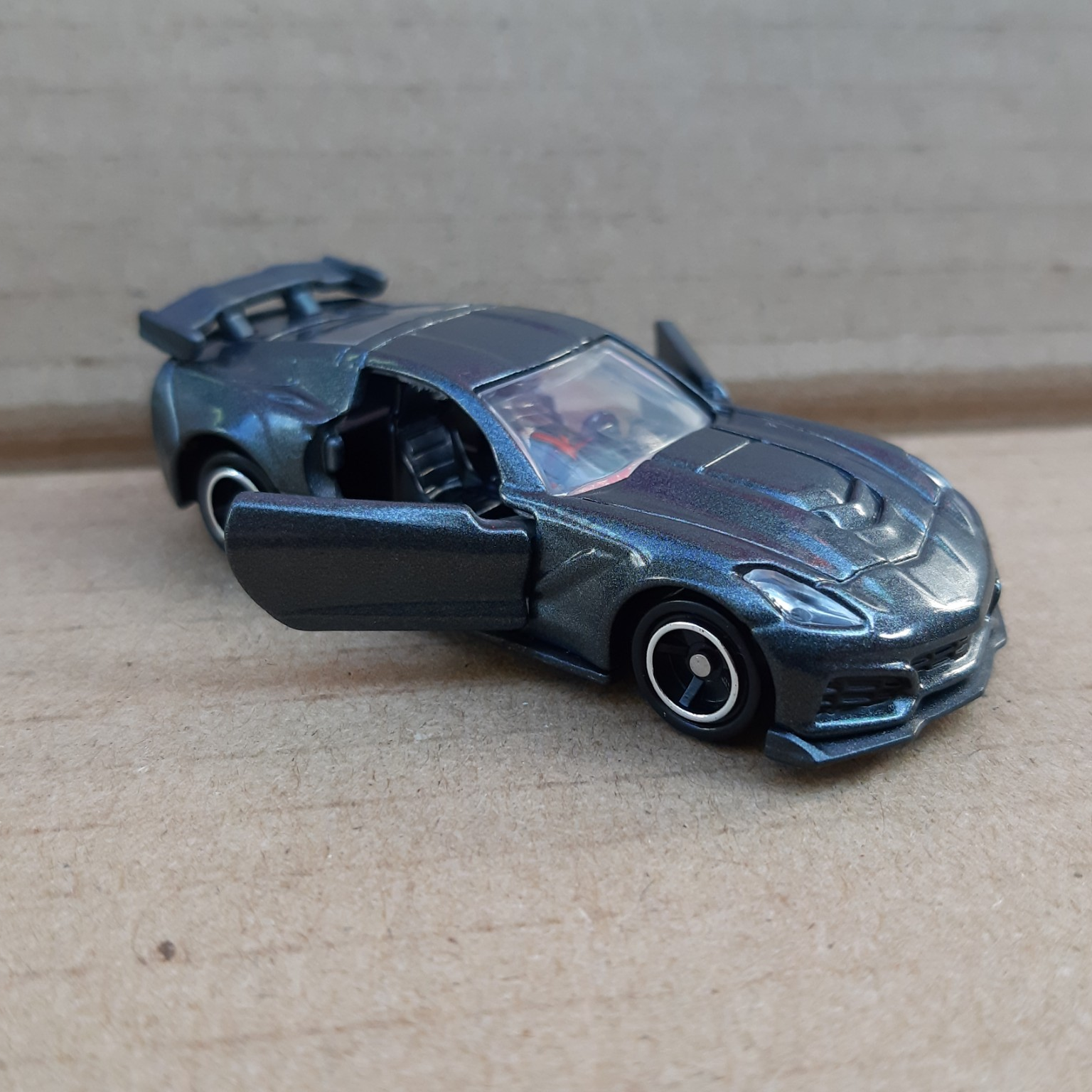 Xe mô hình Tomica - Xe Chevrolet Corvette màu xám mở được cửa