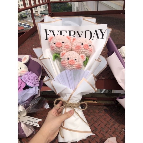Bó hoa đầu thú và hoa hồng bằng len handmade