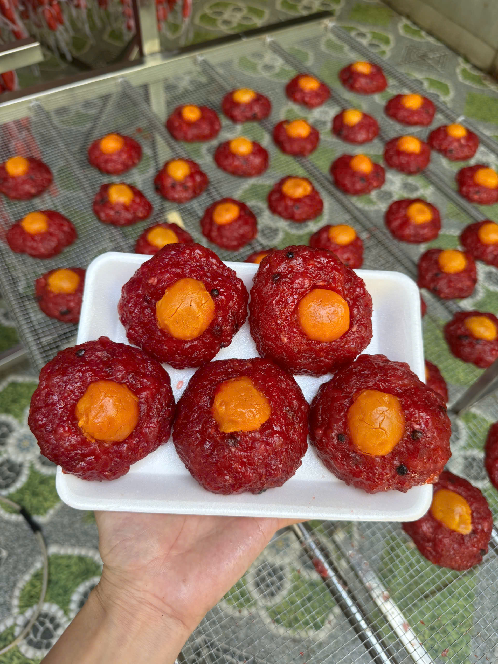 [HOT TREND] Lạp Xưởng Trứng Muối Hoàng Kim Khay 500g - Thơm Ngon, Béo Ngậy, Đậm Vị