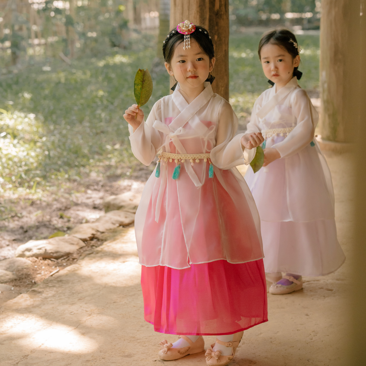 Hanbok cho bé gái Sora.bébé Bora Hanbok màu hồng magenta chất liệu xốp ánh nhũ khoác áo organza cao cấp