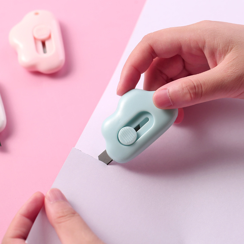 Dao rọc giấy hình đám mây nhỏ gọn dễ thương lưỡi dao tự rút an toàn tiện lợi